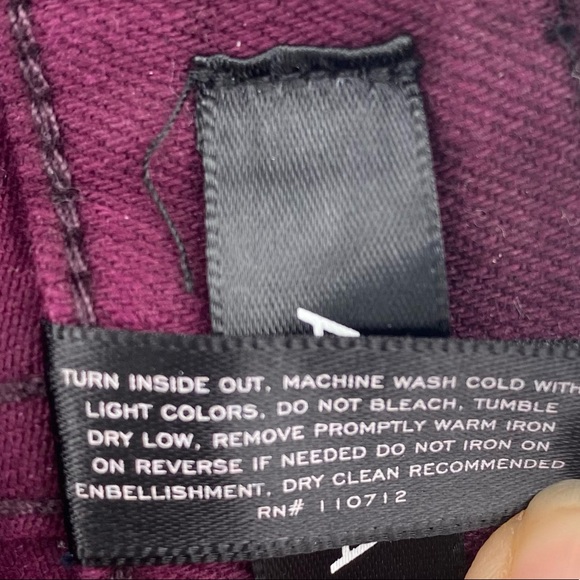 Aqua NWOT Bloomingdale's High Rise Coated Jackie Skinny Jeans Burgundy 27 New - Picture 8 of 9